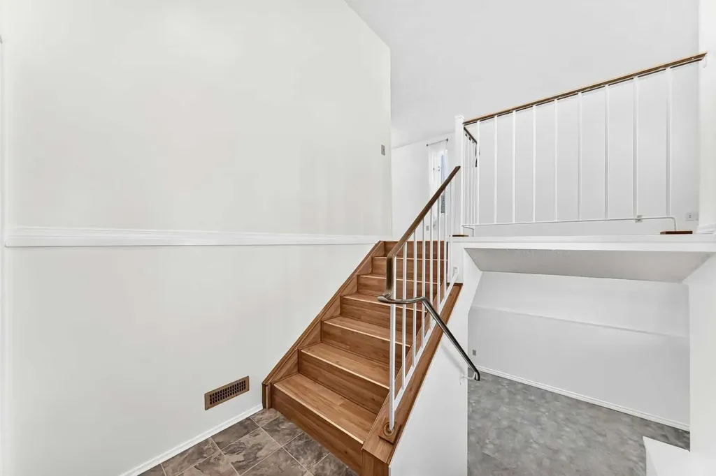18 Erin Ridge Court SE Calgary AB T2B 3B2