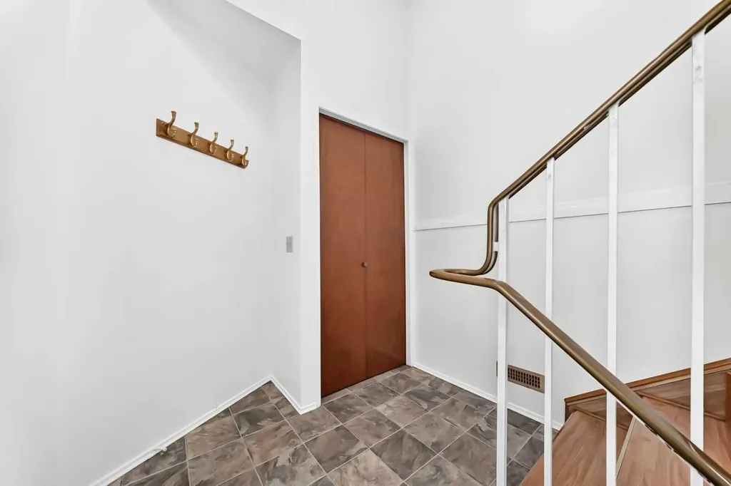 18 Erin Ridge Court SE Calgary AB T2B 3B2