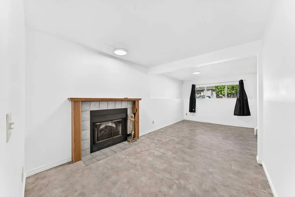18 Erin Ridge Court SE Calgary AB T2B 3B2