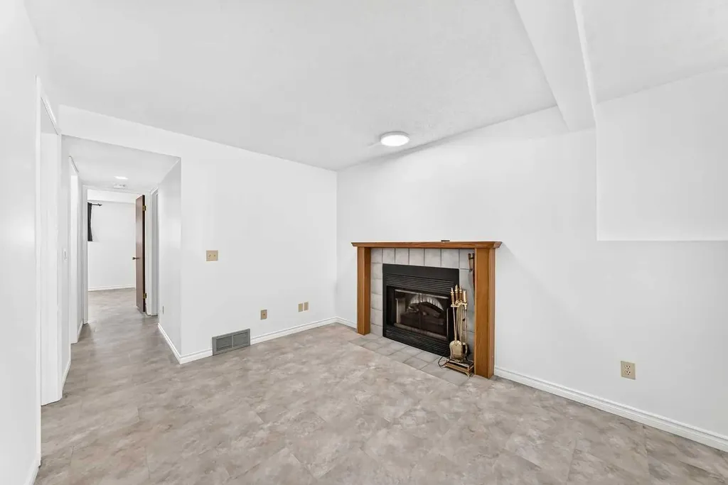 18 Erin Ridge Court SE Calgary AB T2B 3B2