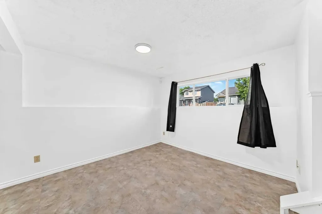 18 Erin Ridge Court SE Calgary AB T2B 3B2