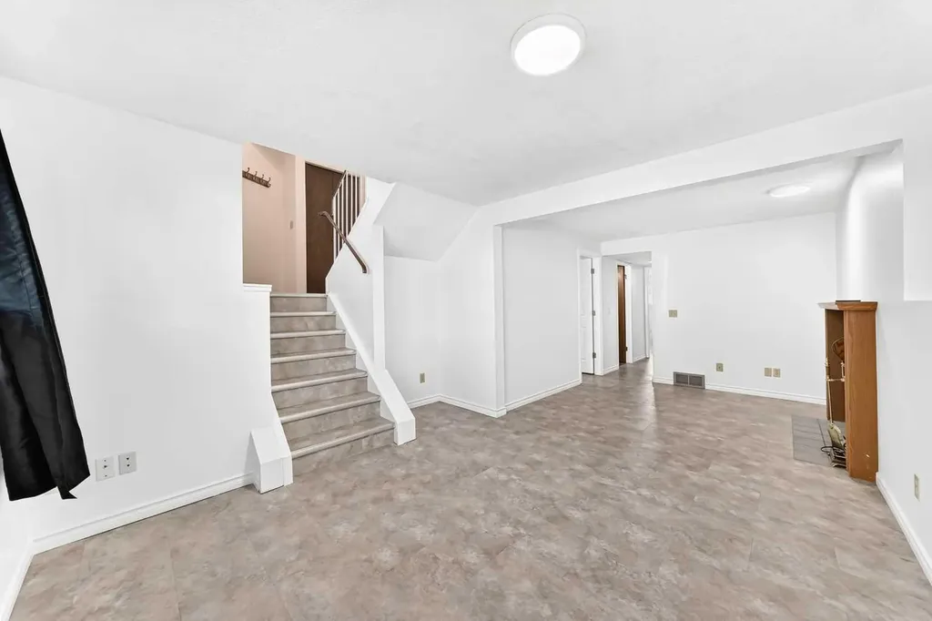 18 Erin Ridge Court SE Calgary AB T2B 3B2