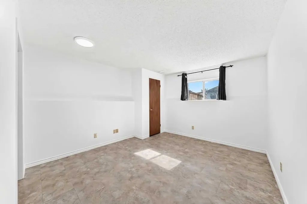 18 Erin Ridge Court SE Calgary AB T2B 3B2
