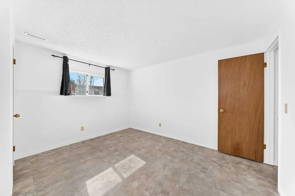 18 Erin Ridge Court SE Calgary AB T2B 3B2