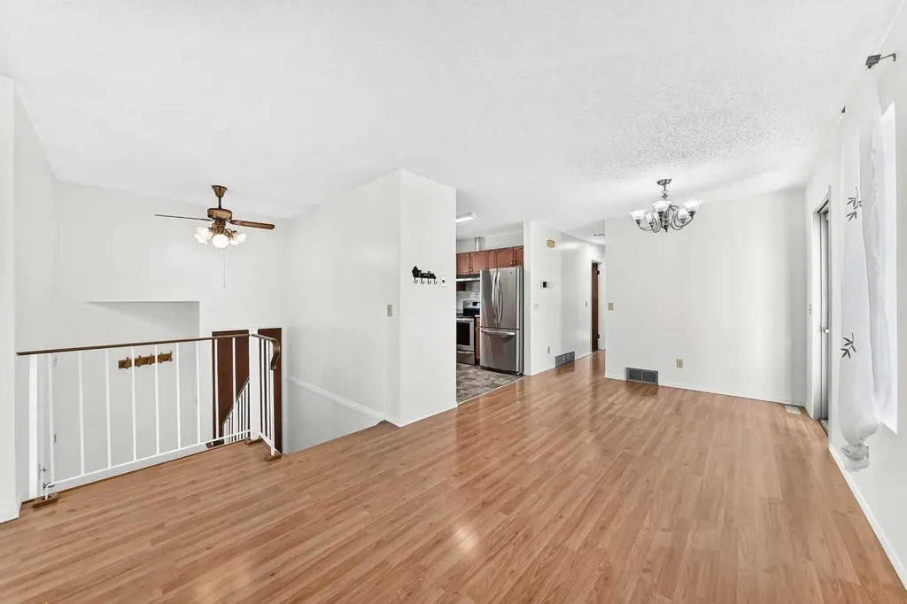 18 Erin Ridge Court SE Calgary AB T2B 3B2