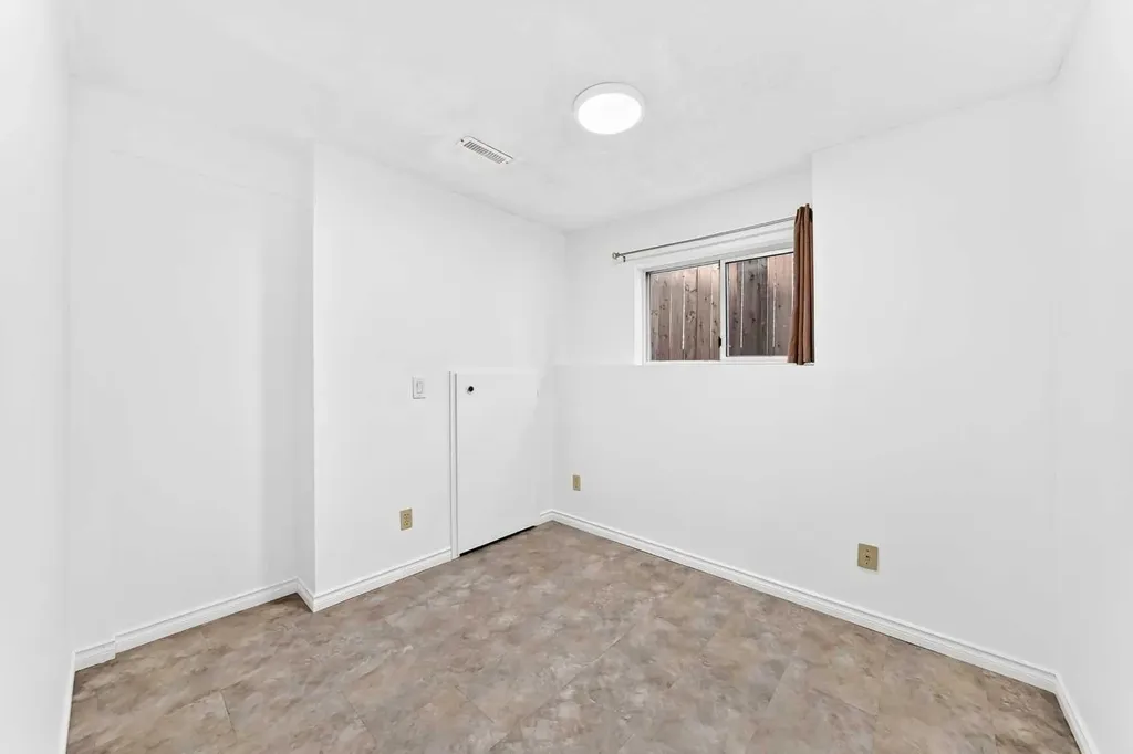18 Erin Ridge Court SE Calgary AB T2B 3B2