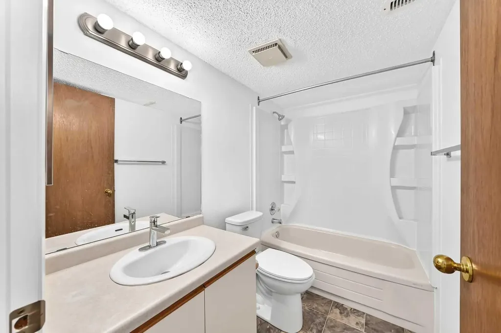 18 Erin Ridge Court SE Calgary AB T2B 3B2