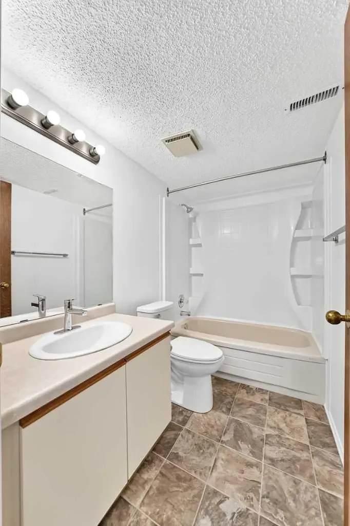 18 Erin Ridge Court SE Calgary AB T2B 3B2