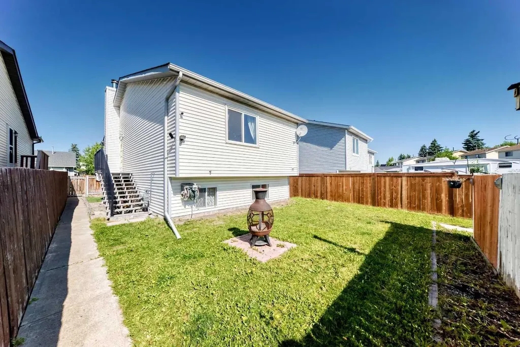 18 Erin Ridge Court SE Calgary AB T2B 3B2
