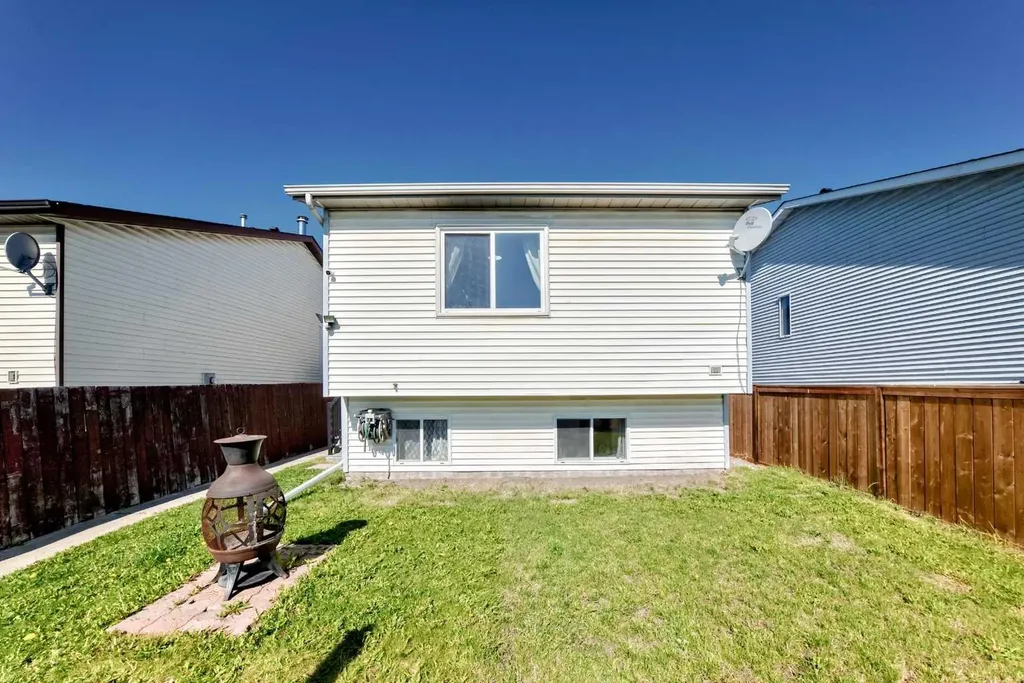18 Erin Ridge Court SE Calgary AB T2B 3B2