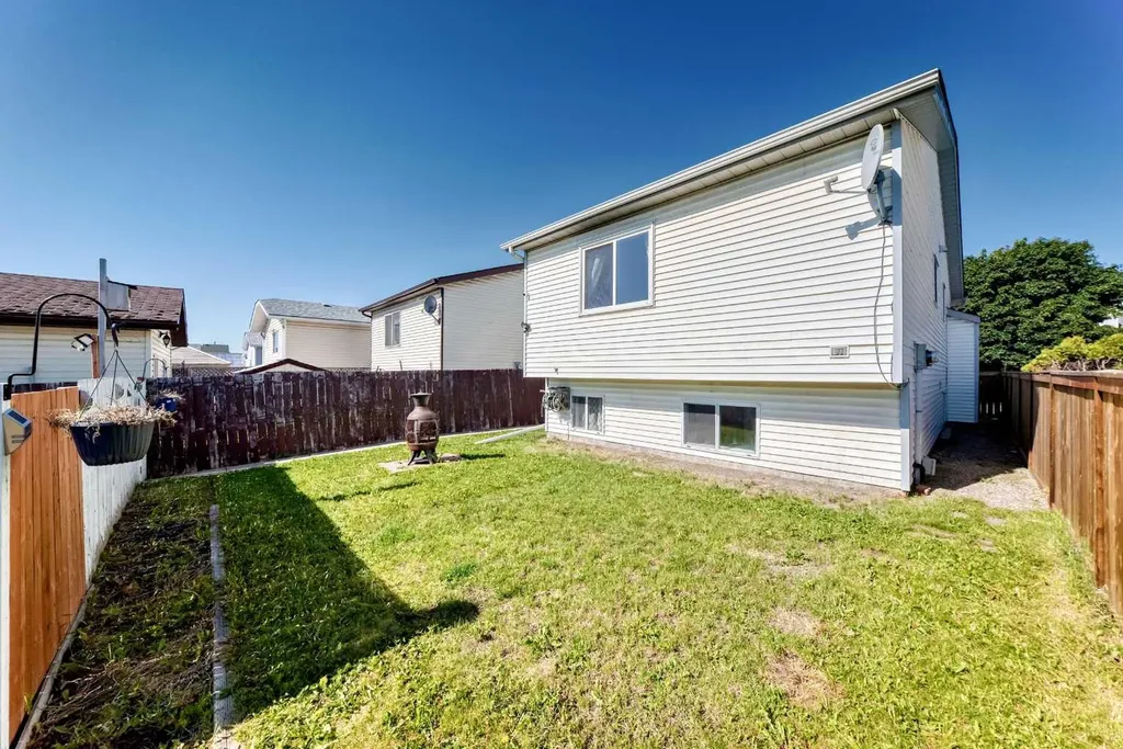 18 Erin Ridge Court SE Calgary AB T2B 3B2