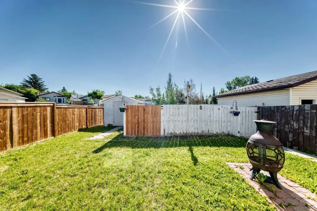 18 Erin Ridge Court SE Calgary AB T2B 3B2