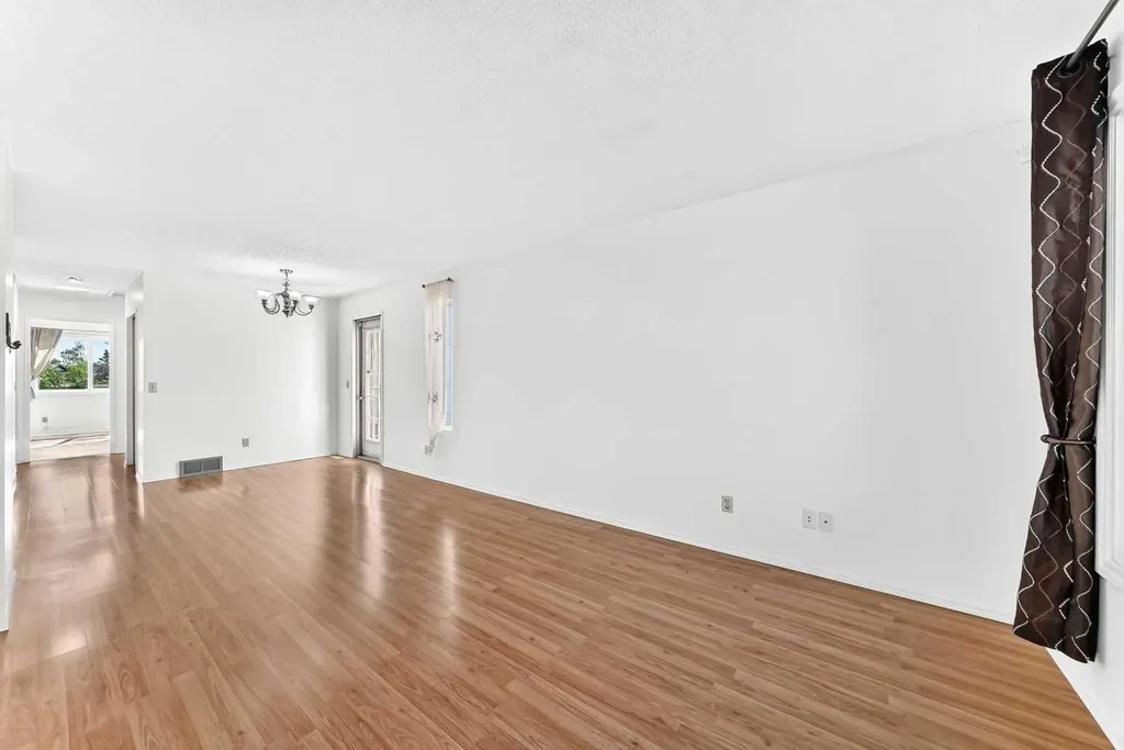 18 Erin Ridge Court SE Calgary AB T2B 3B2