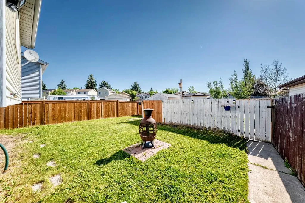 18 Erin Ridge Court SE Calgary AB T2B 3B2