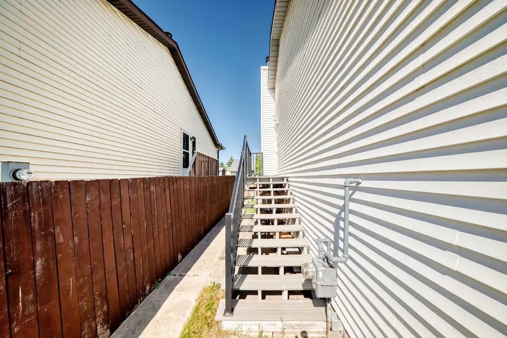 18 Erin Ridge Court SE Calgary AB T2B 3B2