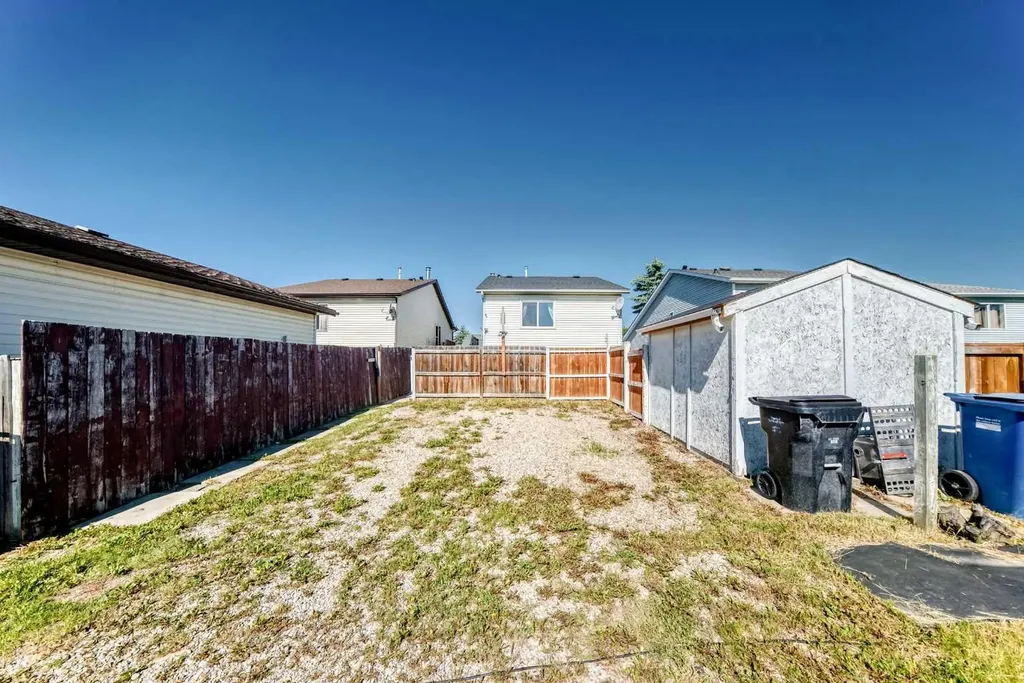 18 Erin Ridge Court SE Calgary AB T2B 3B2