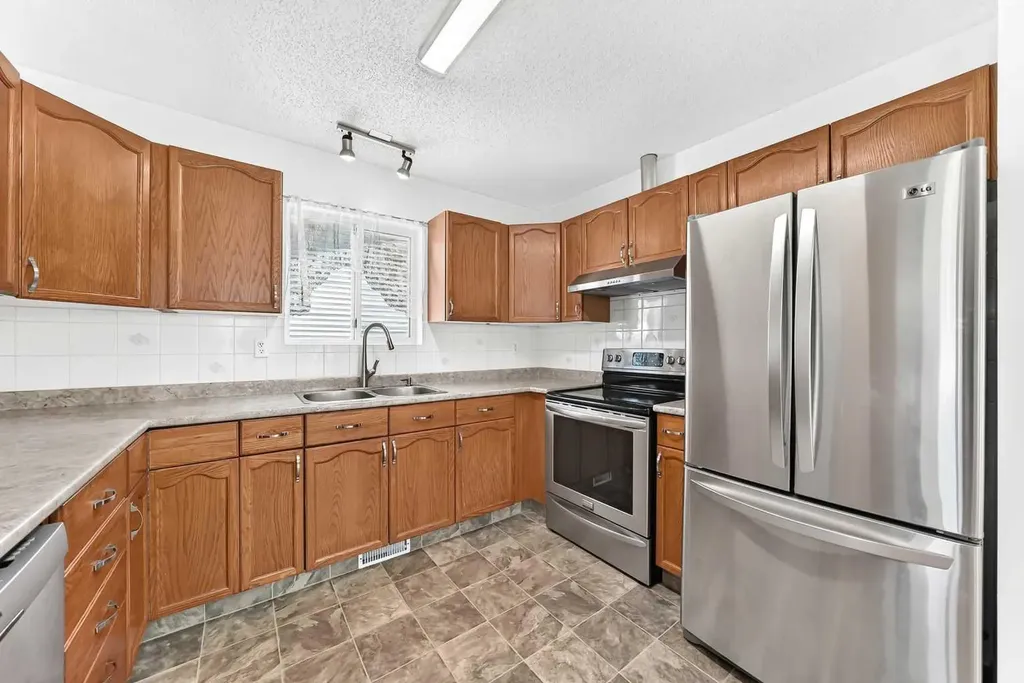 18 Erin Ridge Court SE Calgary AB T2B 3B2