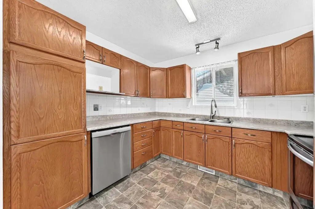 18 Erin Ridge Court SE Calgary AB T2B 3B2
