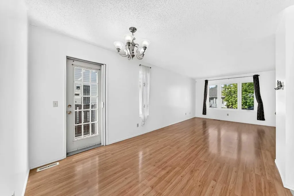 18 Erin Ridge Court SE Calgary AB T2B 3B2