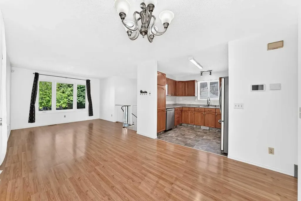 18 Erin Ridge Court SE Calgary AB T2B 3B2