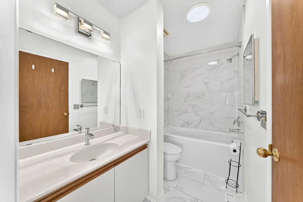 18 Erin Ridge Court SE Calgary AB T2B 3B2
