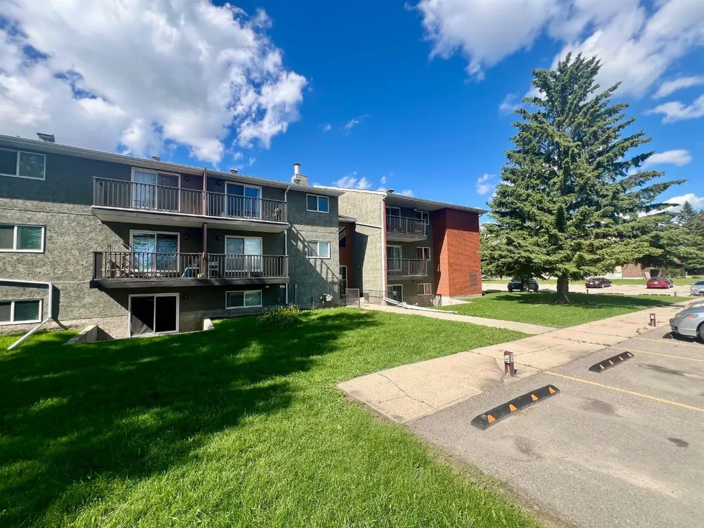 35 Bennett Street Red Deer AB T4R1V3