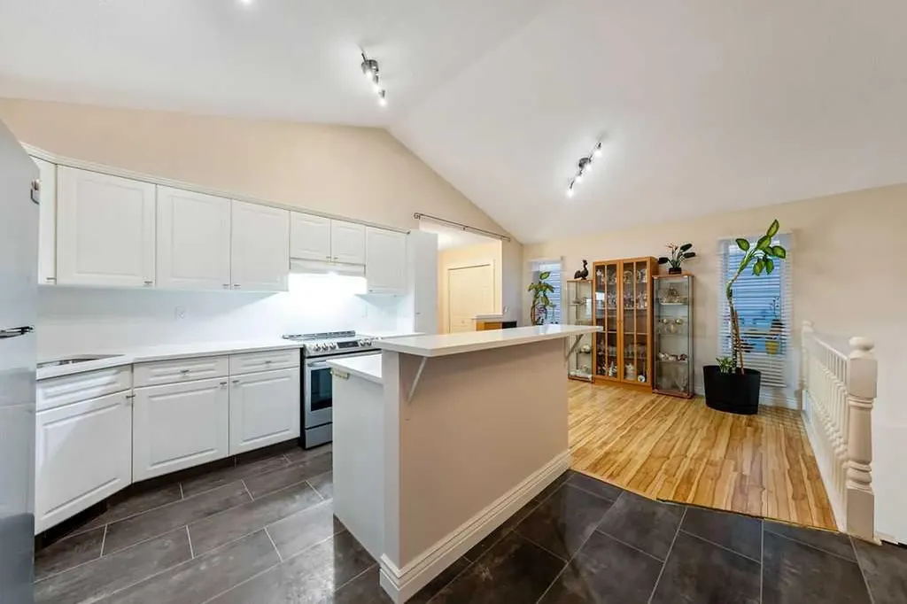 2016 Country Hills Circle NW Calgary AB T3K4Z2