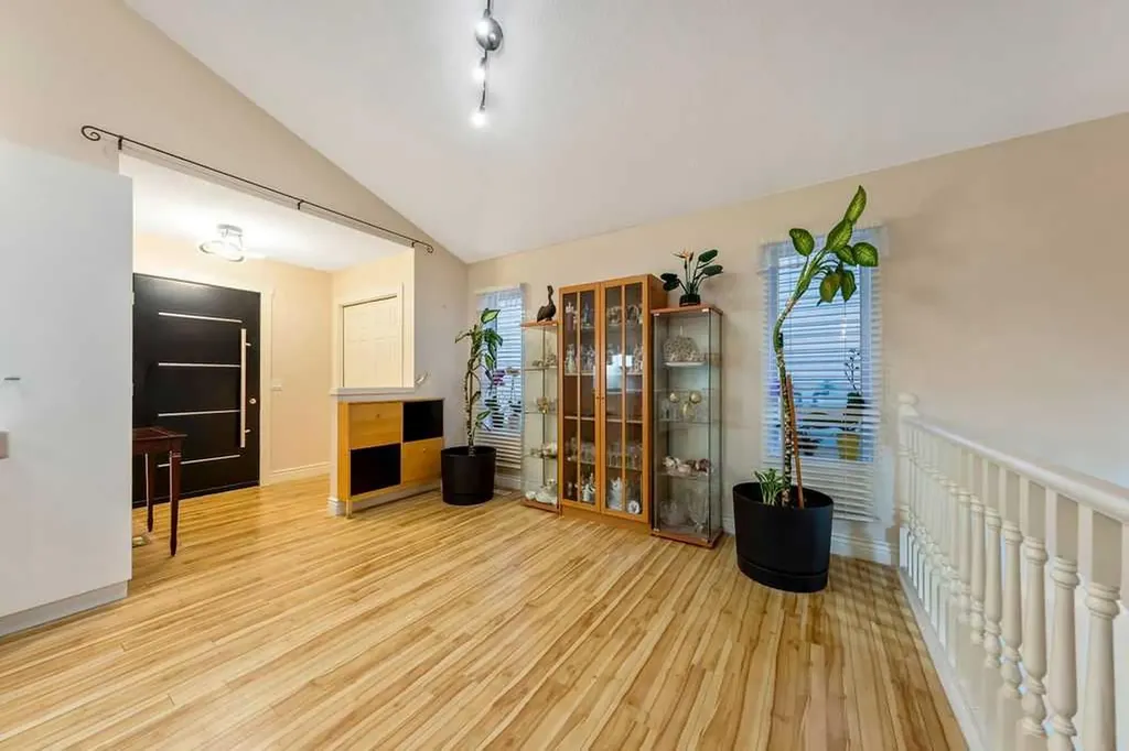 2016 Country Hills Circle NW Calgary AB T3K4Z2