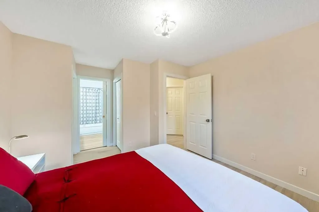 2016 Country Hills Circle NW Calgary AB T3K4Z2