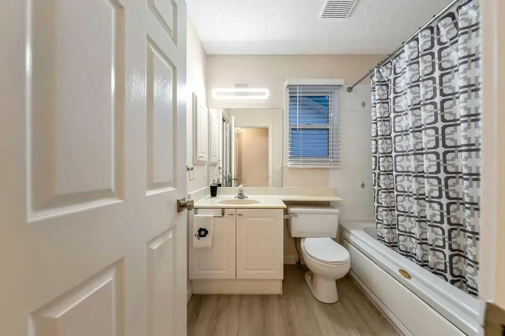 2016 Country Hills Circle NW Calgary AB T3K4Z2