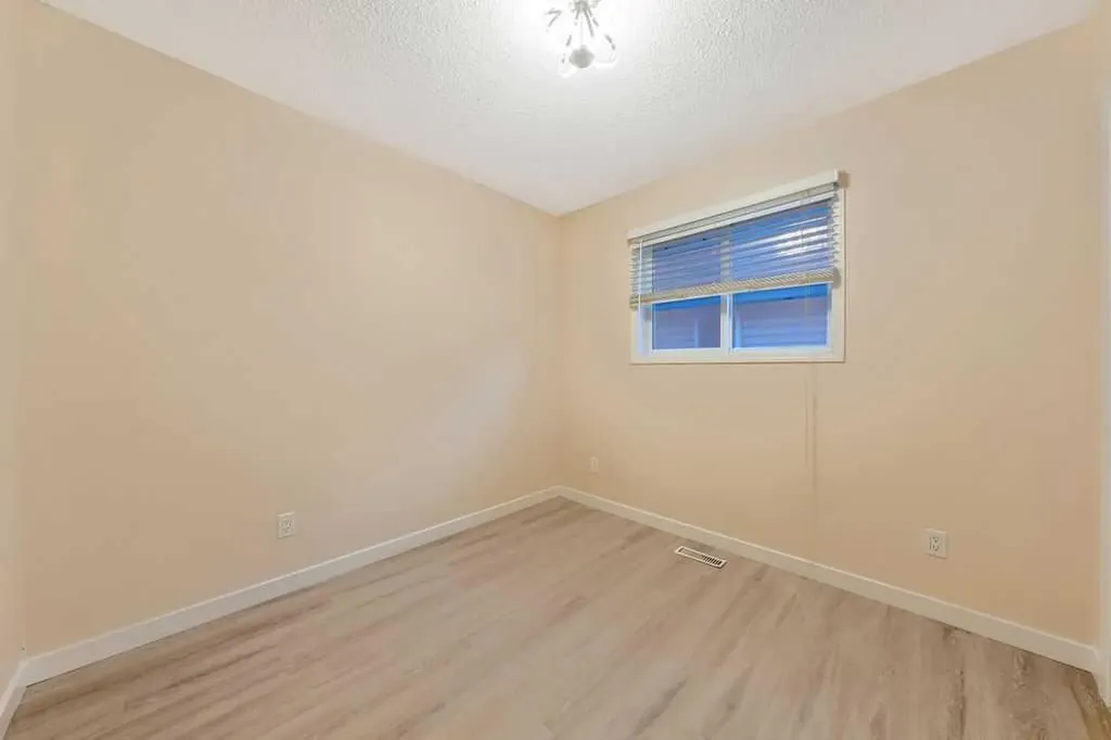 2016 Country Hills Circle NW Calgary AB T3K4Z2
