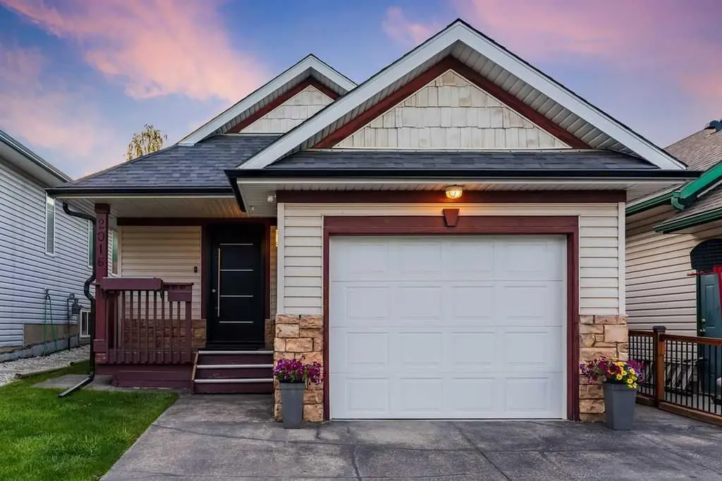 2016 Country Hills Circle NW Calgary AB T3K4Z2