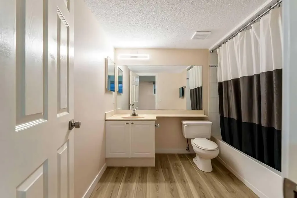 2016 Country Hills Circle NW Calgary AB T3K4Z2