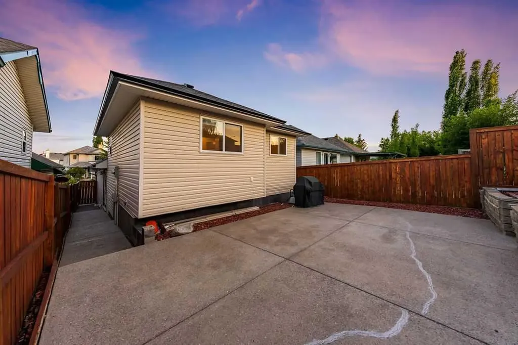 2016 Country Hills Circle NW Calgary AB T3K4Z2
