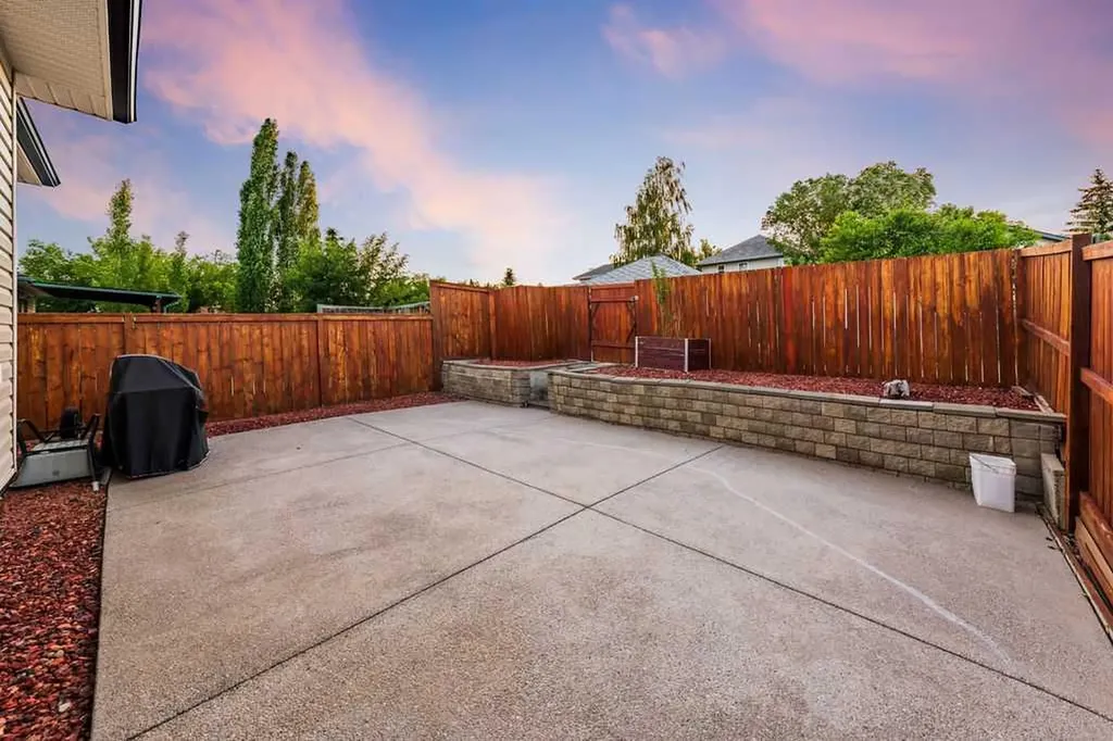 2016 Country Hills Circle NW Calgary AB T3K4Z2