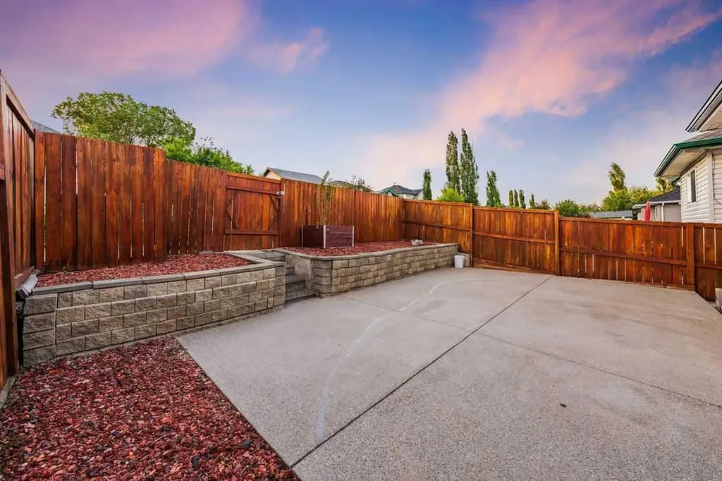 2016 Country Hills Circle NW Calgary AB T3K4Z2