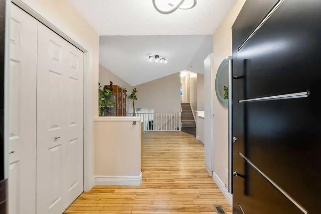 2016 Country Hills Circle NW Calgary AB T3K4Z2