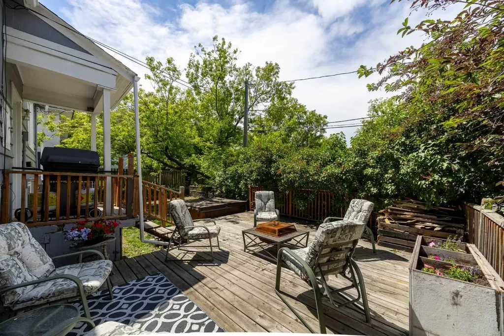 2507 15a Street SW Calgary AB T2T 4B8