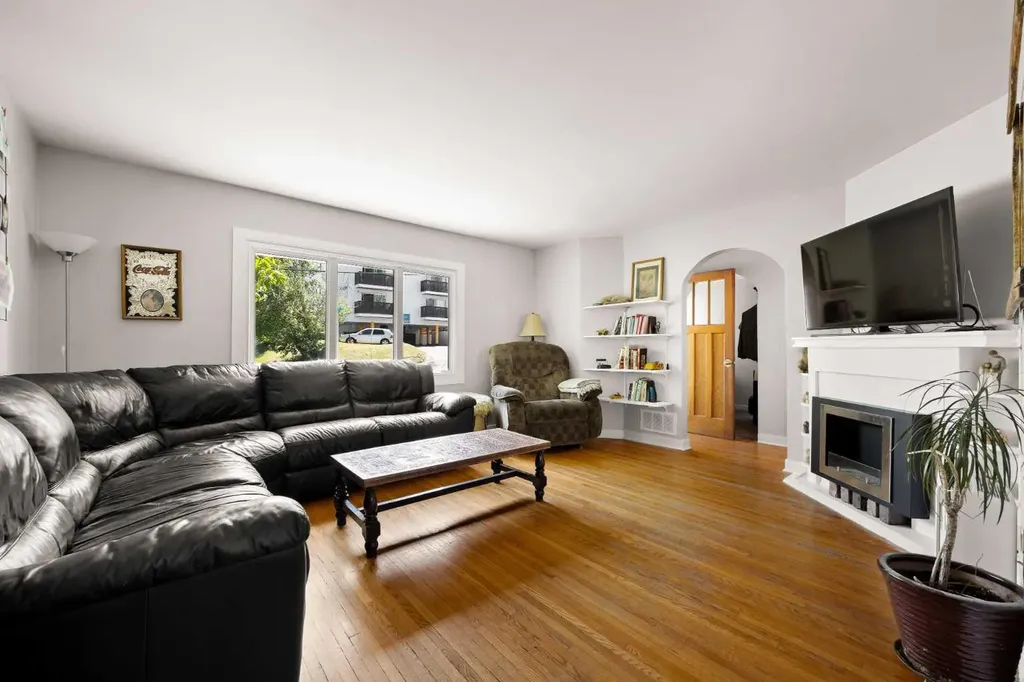 2507 15a Street SW Calgary AB T2T 4B8