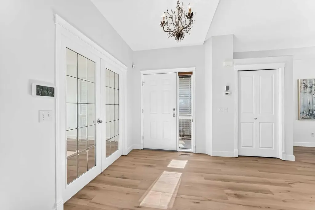 241 Springbank Terrace SW Calgary AB T3H 4S9