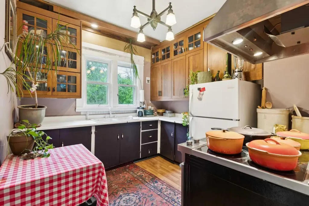 506 38 Avenue SW Calgary AB T2S 0W1