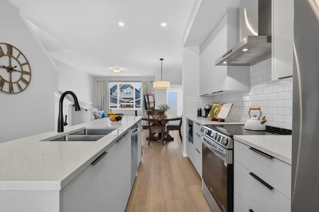 257 Edith Green NW Calgary AB T3R2G3