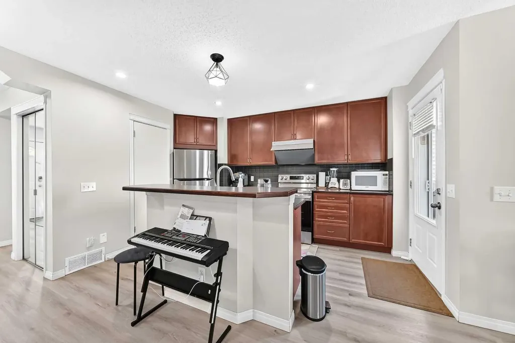 94 Tuscany Ridge Common NW Calgary AB T3L 3E2
