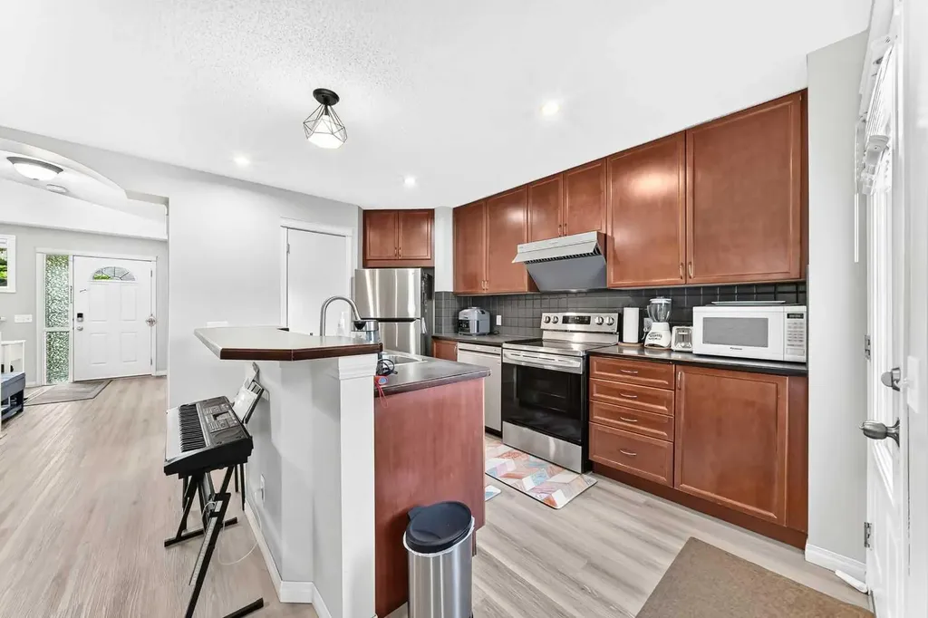 94 Tuscany Ridge Common NW Calgary AB T3L 3E2