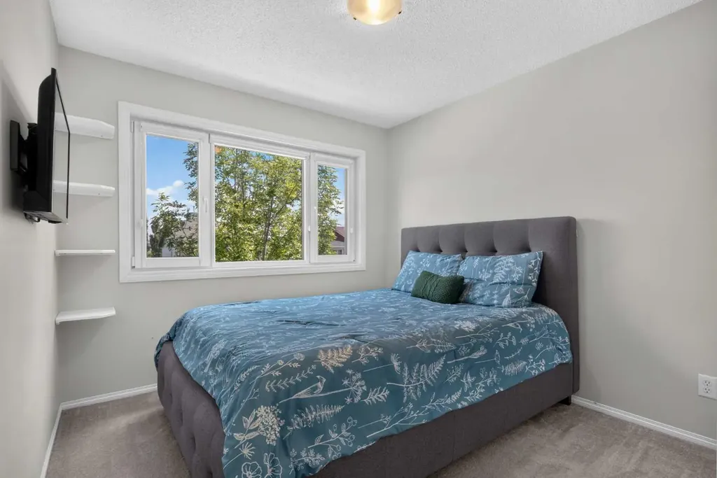 418 Evansdale Way NW Calgary AB T3P 0B1