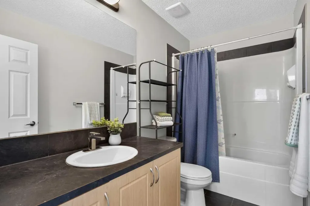 418 Evansdale Way NW Calgary AB T3P 0B1