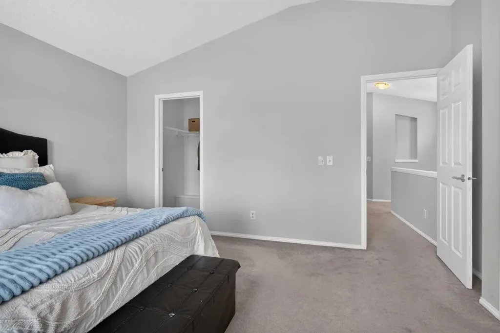 418 Evansdale Way NW Calgary AB T3P 0B1