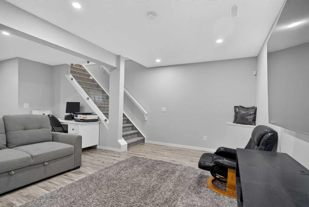 418 Evansdale Way NW Calgary AB T3P 0B1