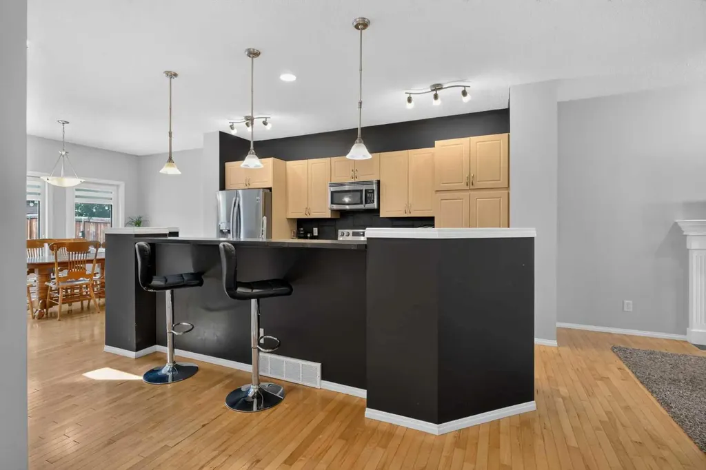 418 Evansdale Way NW Calgary AB T3P 0B1