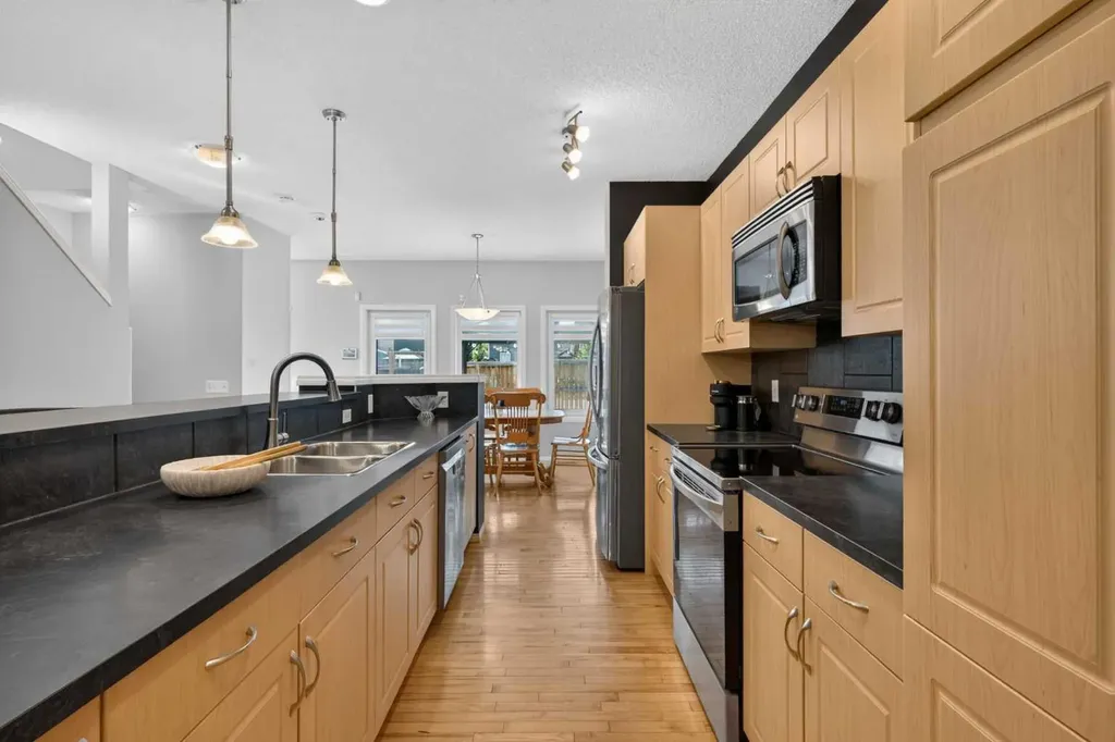 418 Evansdale Way NW Calgary AB T3P 0B1